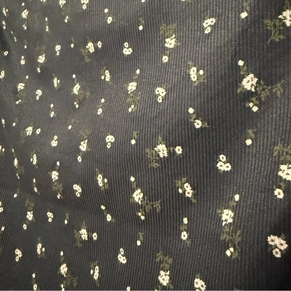 Just Polly New York Long Sleeve Floral V Neck
Crop Top Blue Large NWT - Image 4