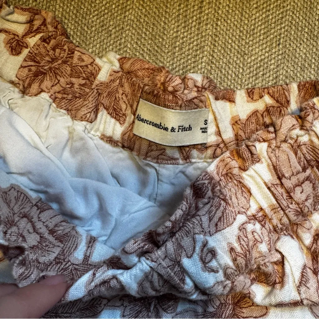Abercrombie & Fitch Floral High Waist Shorts - Tan - Image 3