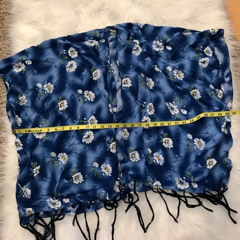 5/$25 open front top/cover up blue with all over daisy floral print - Image 5