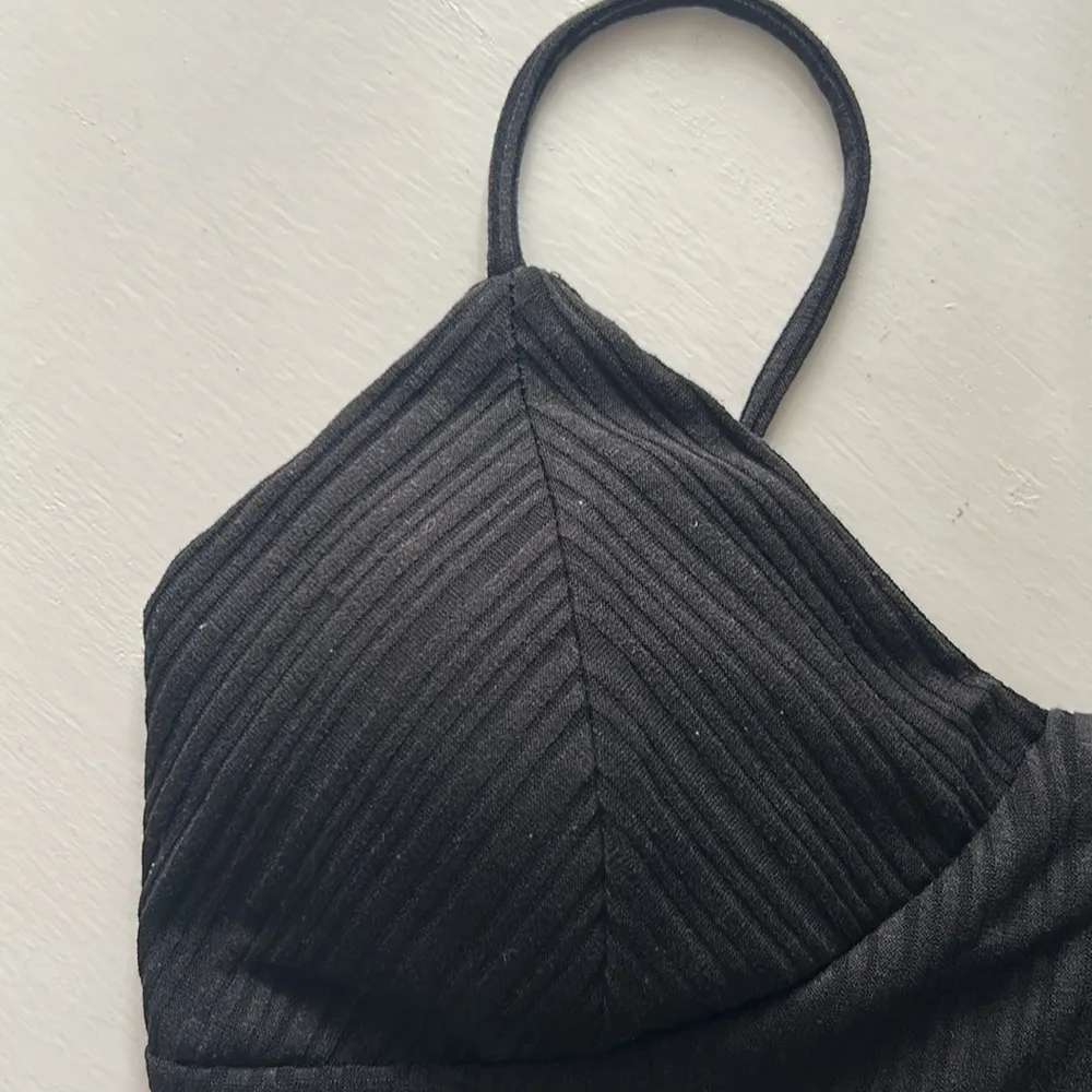 Black Ribbed Padded Crop Top - Image 3