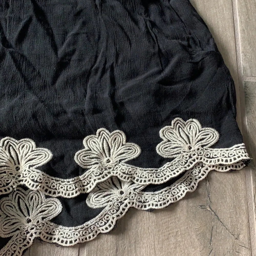 Charlotte black shorts with pockets - Image 2