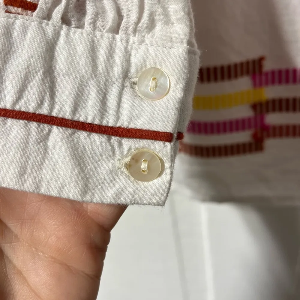 Roller Rabbit embroidered white top with button sleeves size small - Image 4