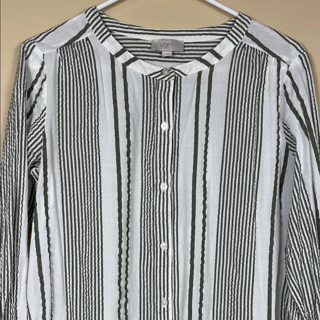 LOFT Women’s Seersucker Striped Gray White Button-Up Shirt - Image 2