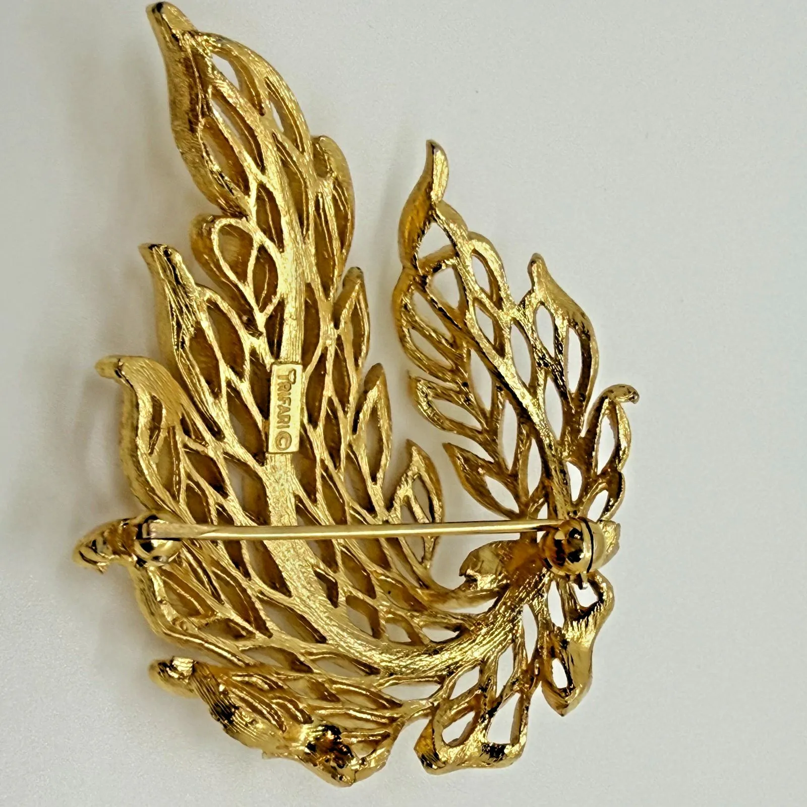 VTG Crown Trifari Goldtone Textured Openwork Leaf Brooch Modernist MCM Old Money - Image 7