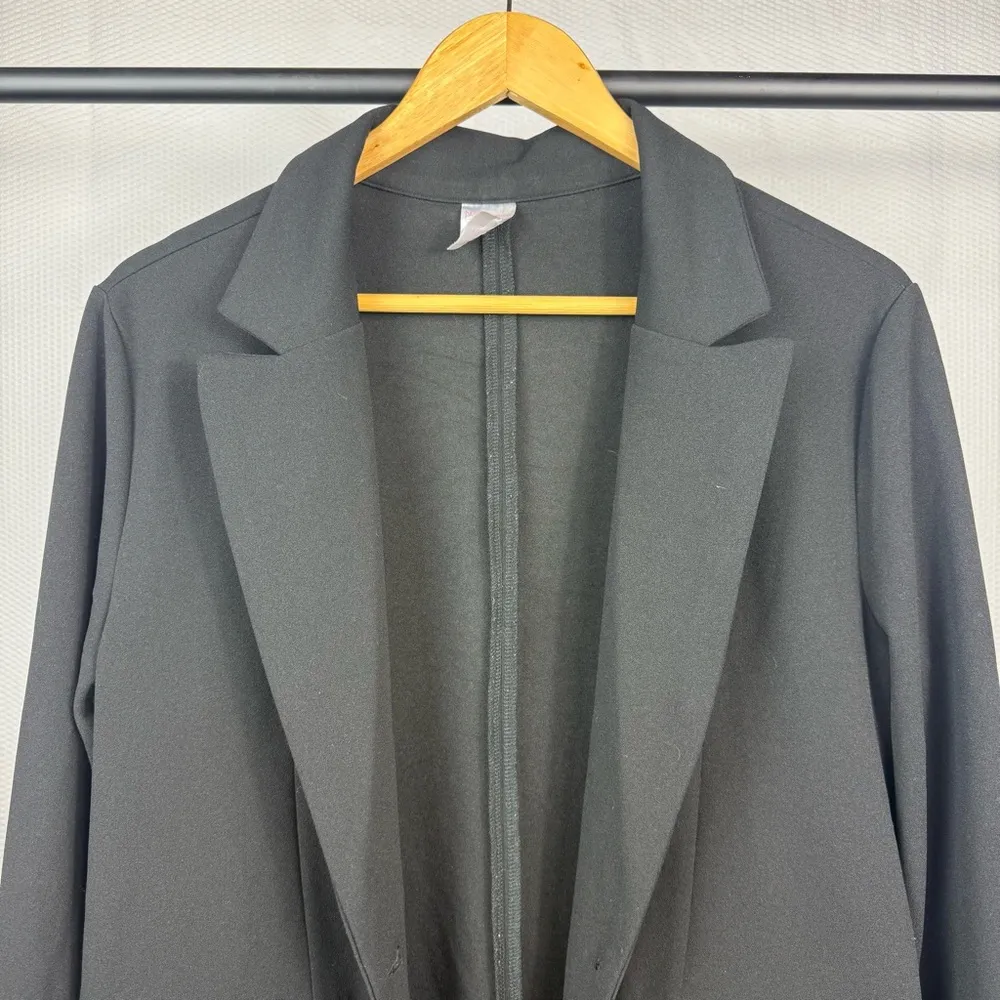 No Boundaries Woman’s Black Blazer  Size Medium - Image 2