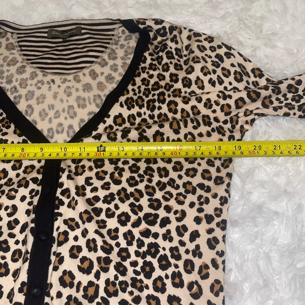 Tommy Bahama tan black leopard print v-neck short sleeve cardigan sweater M - Image 7