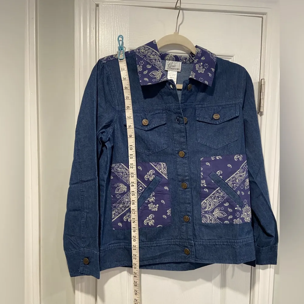 NWOT Gunit Fashions Size S Blue Denim Button Down Shacket Paisley Bandana Top - Image 7