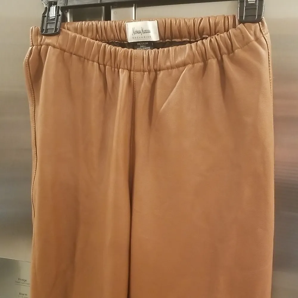 đź’•NEIMAN MARCUS EXCLUSIVEđź’• 100% Leather Leggings Mid-Rise ~ Brown Small - Image 4