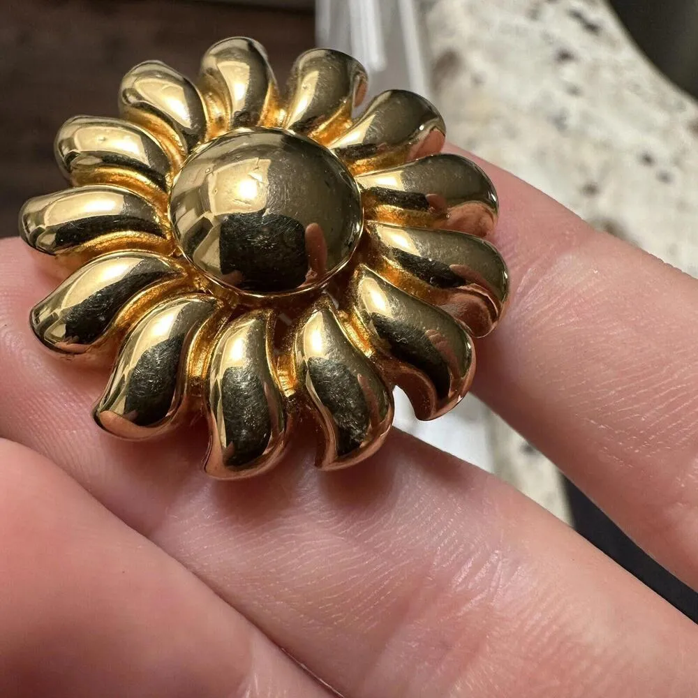 Signed Joan Rivers Metal Sunflower Flower Clip On Earrings Gold Tone - Image 4