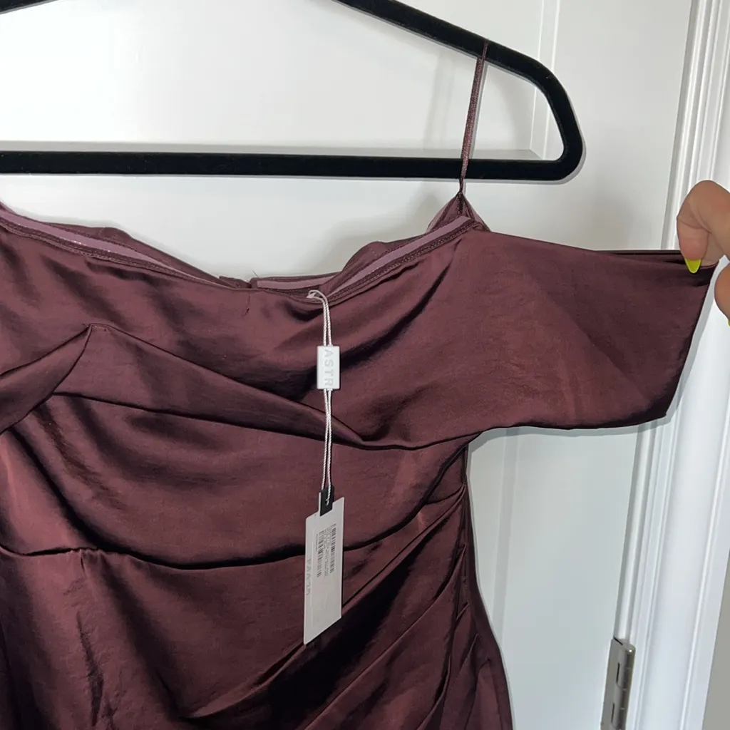 NWT Astr The Label Gwyneria One-Shoulder Off-Shoulder Dress - Eggplant - Image 3