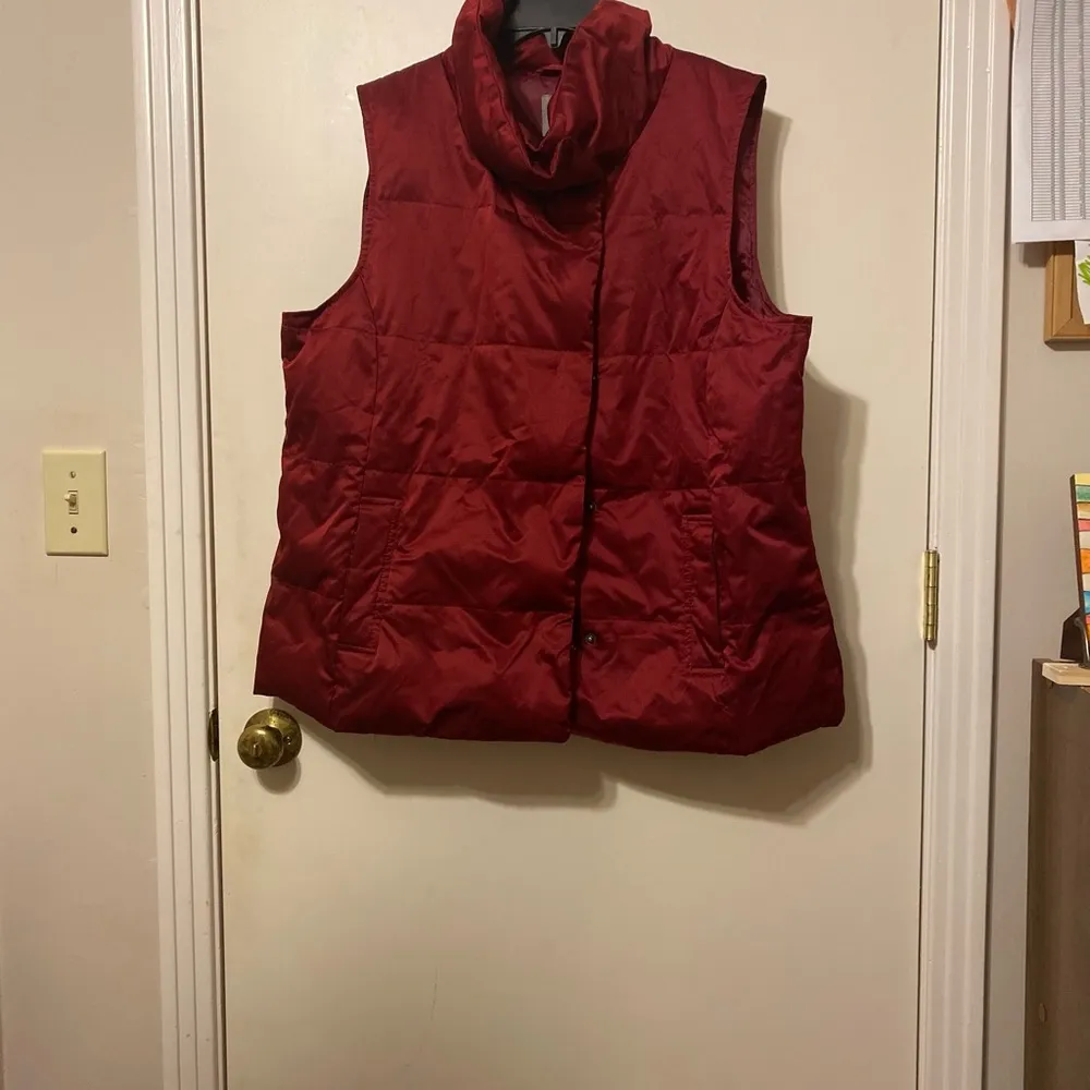 J.Jill red or maroon puffer vest size large - Image 9