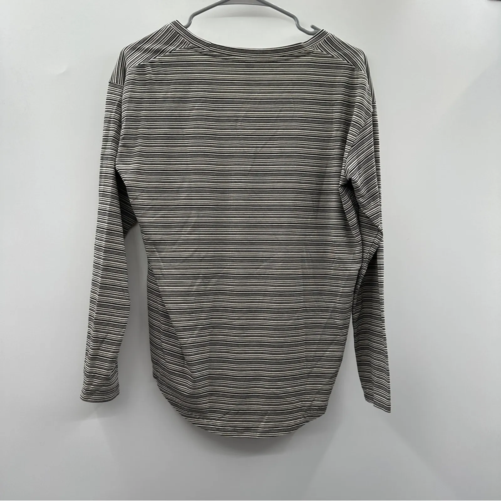 Athleta Cloudlight Stratus Gray & White Striped Long Sleeve Scoop Neck Top‎ Sz S - Image 6