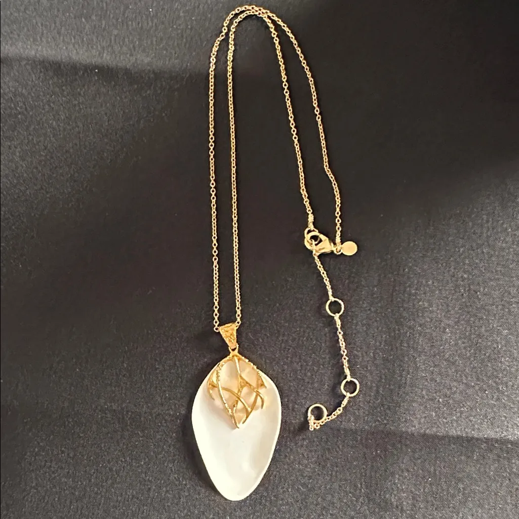 Alexis Bittar EUC necklace. Designer goldtone & white enameled pendant w/ chain - Image 3