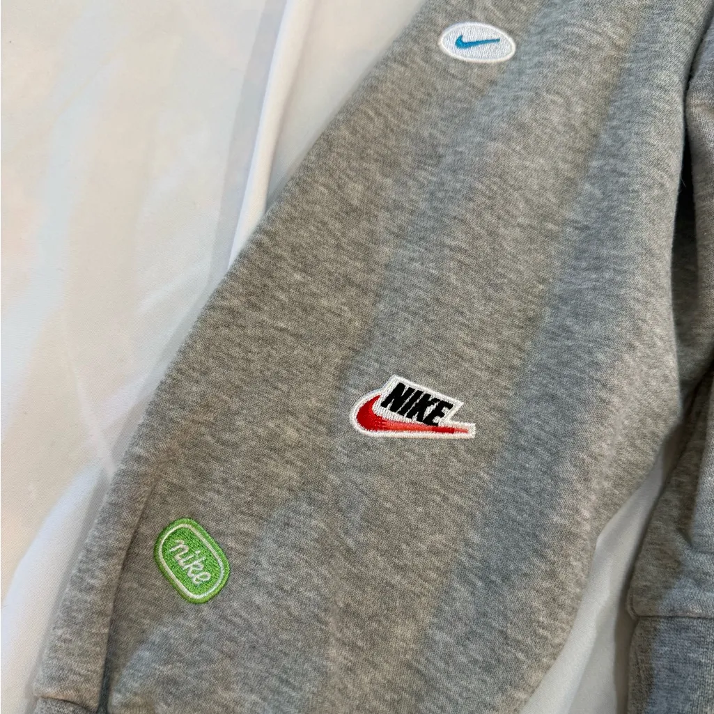 Nike crop sweatshirt size Small Banana graphic - Image 5