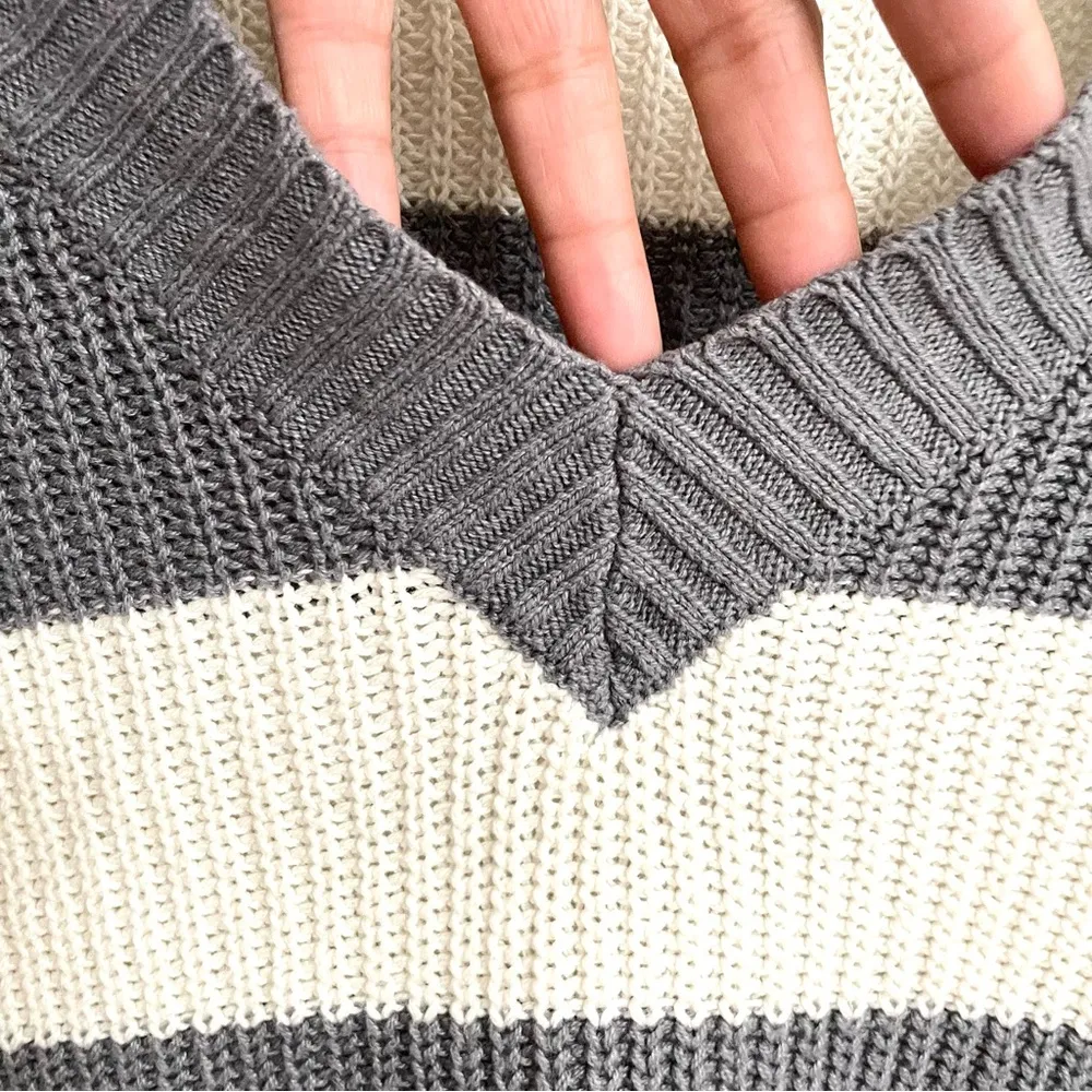 American Eagle Womens Sweater Gray Cream Bold Stripe Deep V Neck Size XS - Image 7