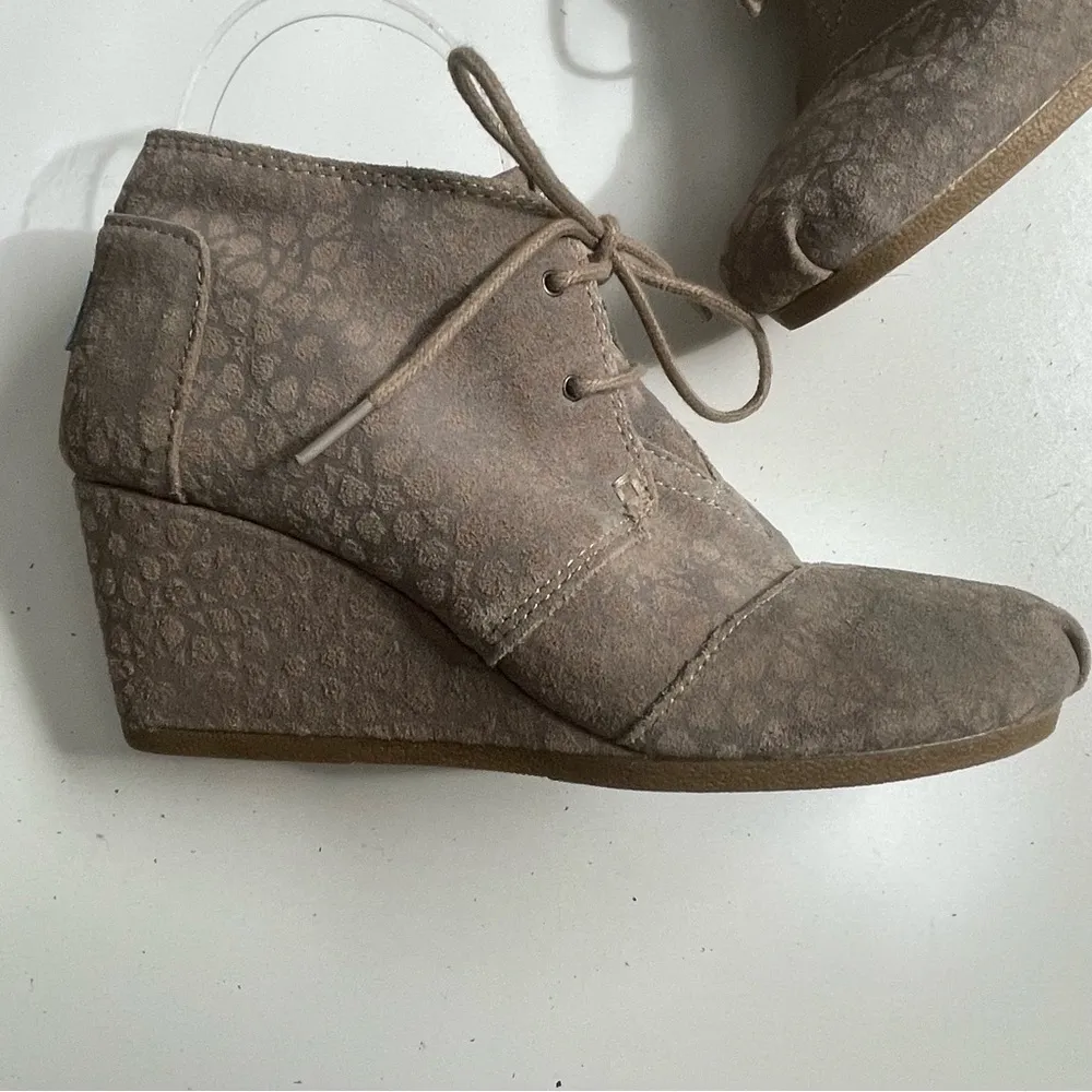 Toms Booties Desert Ankle Wedge Leather Lace Up Comfort Polka Dot Beige Taupe - Image 10
