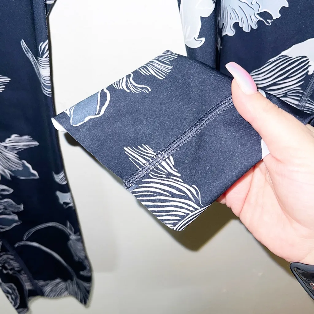 Althea floral navy blue and white sonic capri women’s high rise leggings - Image 5