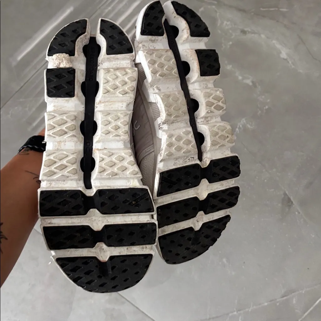 ON Running Shoes - Image 5