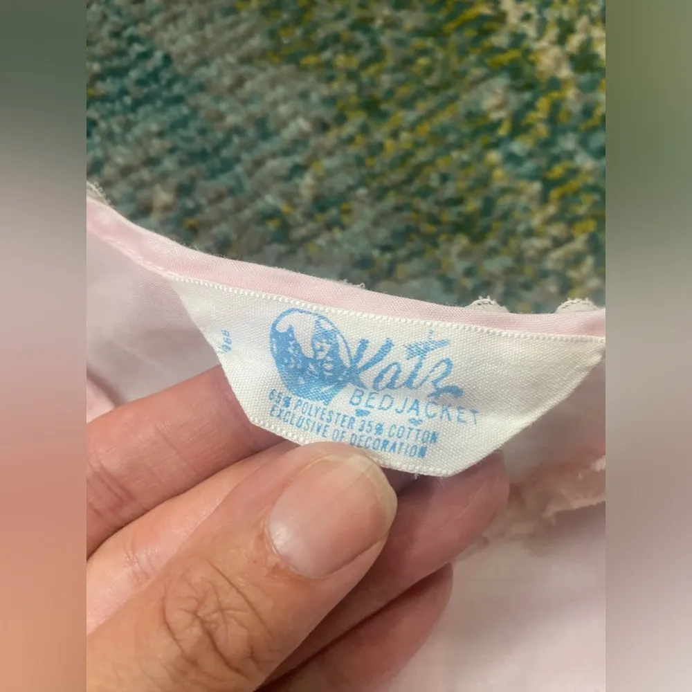 Vintage Katz eyelet floral pink bed jacket, size medium - Image 5