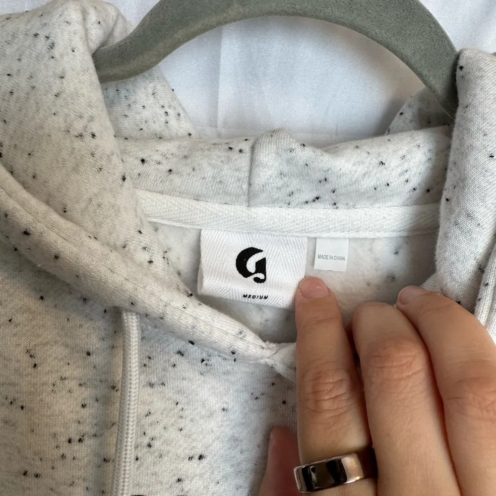 Glossier Speckled White Sweater Size Medium Gray - Image 3