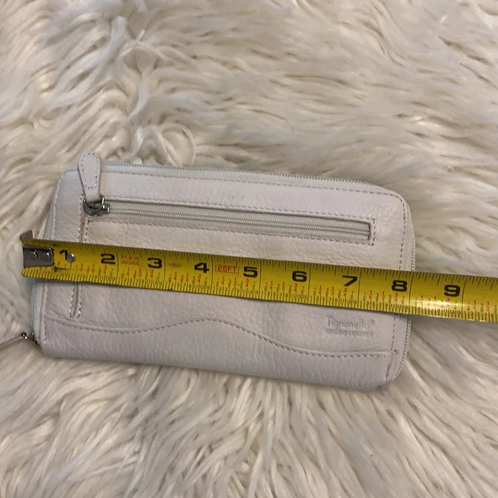 TIGNANELLO Wallet BNWOT color is white/off white zipper on the back - Image 9
