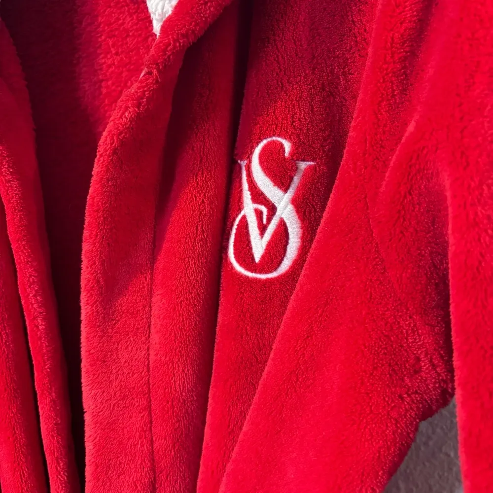 Women’s Victoria's Secret red white plush logo hooded robe size large - Image 8