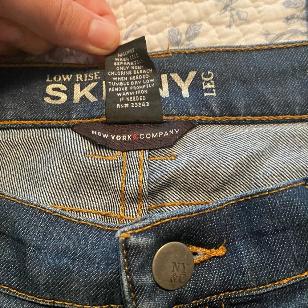 New York and Company Low Rise Skinny Leg Distressed Jeans Size 6 - Image 4