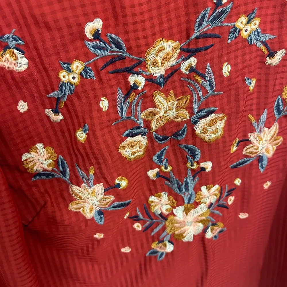 Ophelia Roe beautiful  top. medium. The sleeves are awesome. Flowers are unique - Image 3