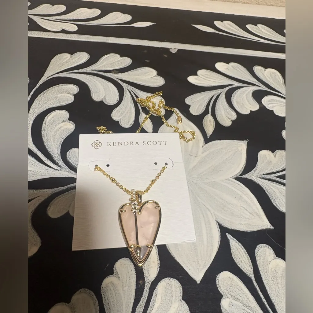 KENDRA SCOTT ANSLEY HEART GOLD LONG PENDANT NECKLACE IN Gold Rose Quartz - Image 4