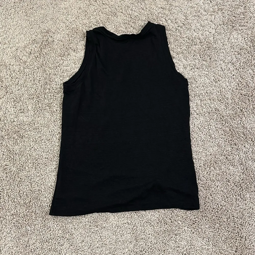 Athleta black scoop neck tank top with knot detail on front Sz M - Image 2