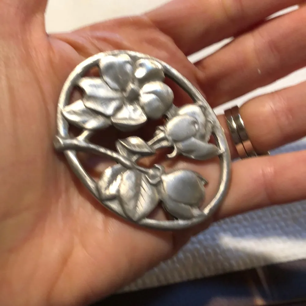 Vintage LCD PEWTER CANADA Flower Brooch - Image 3