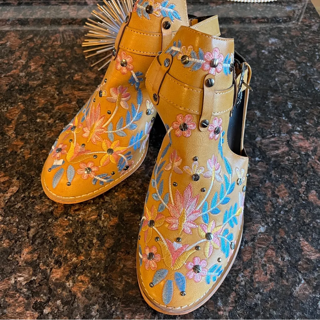 Embroidered Riveted Block Heel Sling Back Bootie Sandals Ankle Strap Size 10 Tan - Image 4