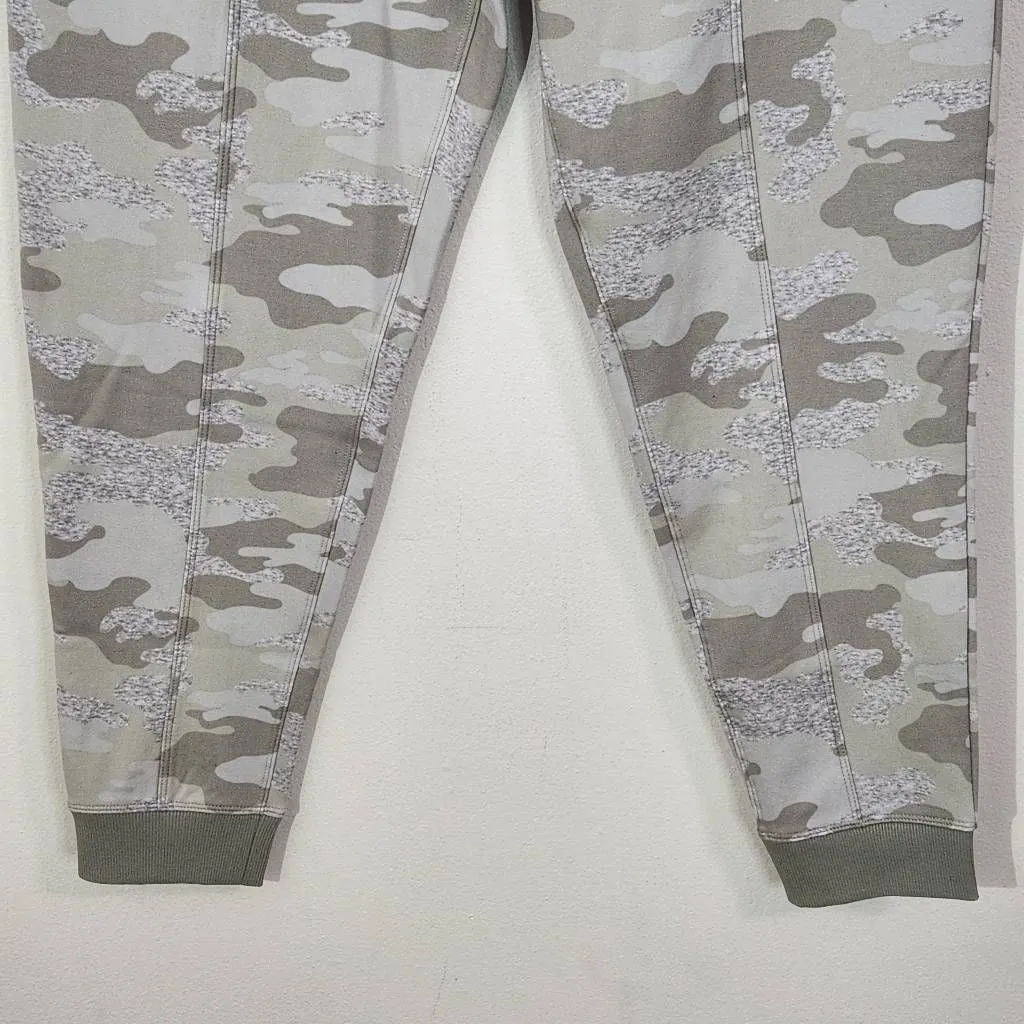 We Wander Gray Camo Joggers NWT Size Medium Cropped Camo Jogging Pants - Image 3