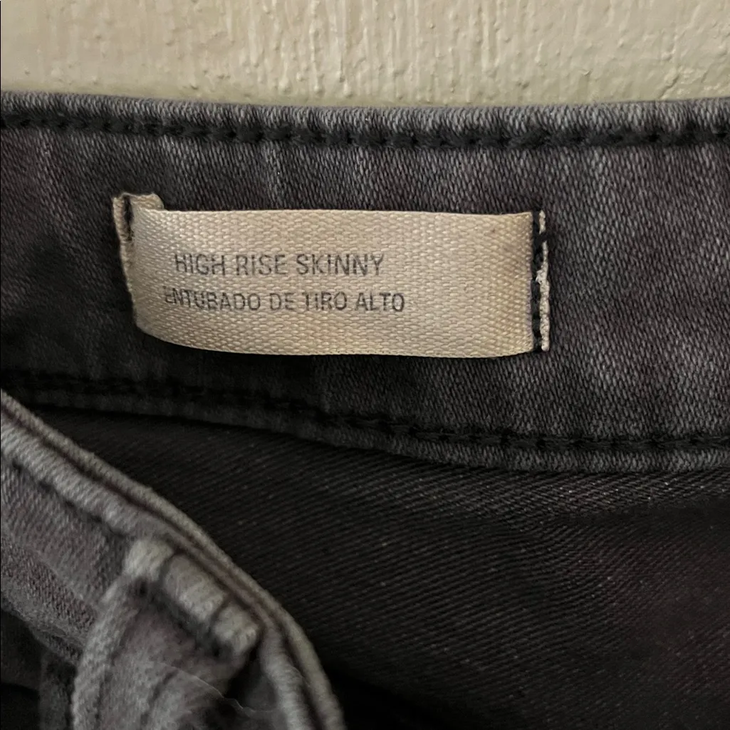 Universal Thread Women's Gray Distressed Jeans - Image 4