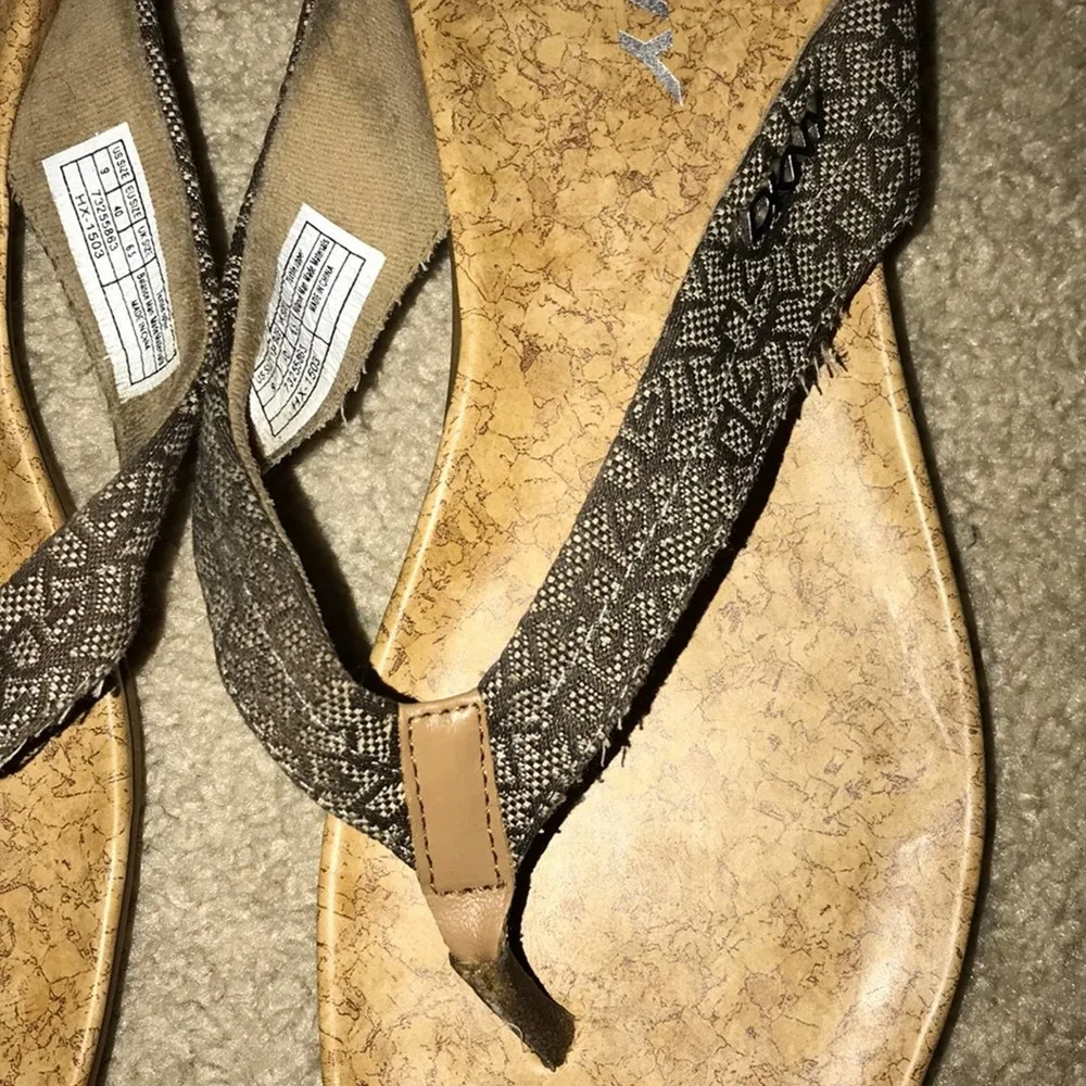 DKNY SARASOTA DARK & LIGHT BROWN THONG SANDALS SIZE 9 - Image 2