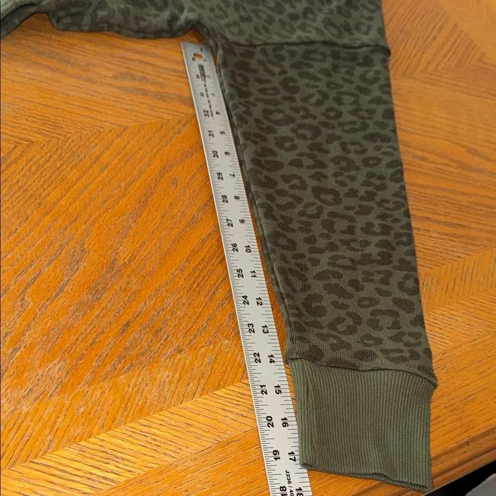 Time and Tru Green Crew Neck Sweater Timeless Knit Design Size undefined - Image 12