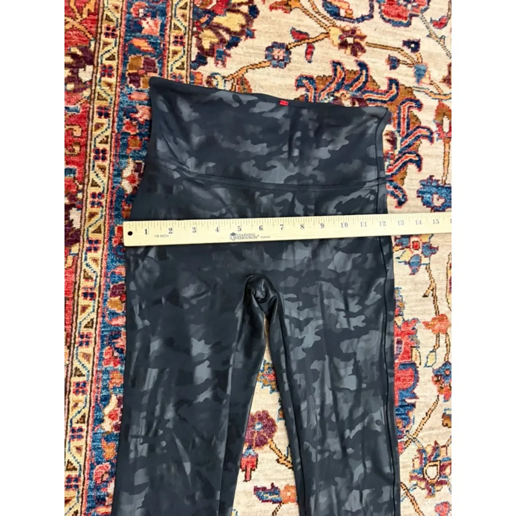 Spanx Look At Me Now Seamless Leggings Black Camo Women’s Small - Image 3