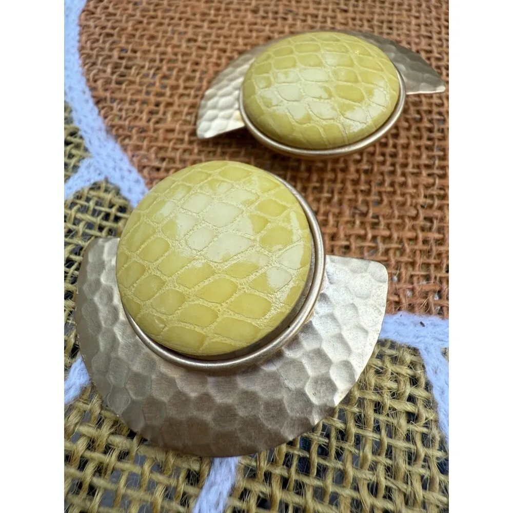 Vtg Clip On Earrings Faux Yellow Leather And Hammered Gold Modern Art Shape - Image 4