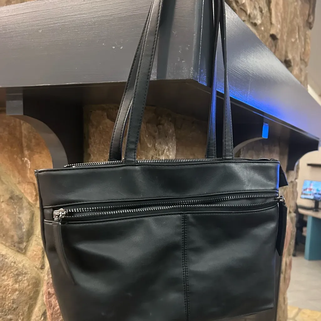 Simply Vera Wang Sleek Black Leather Tote Bag like new!! Gorgeous - Image 8
