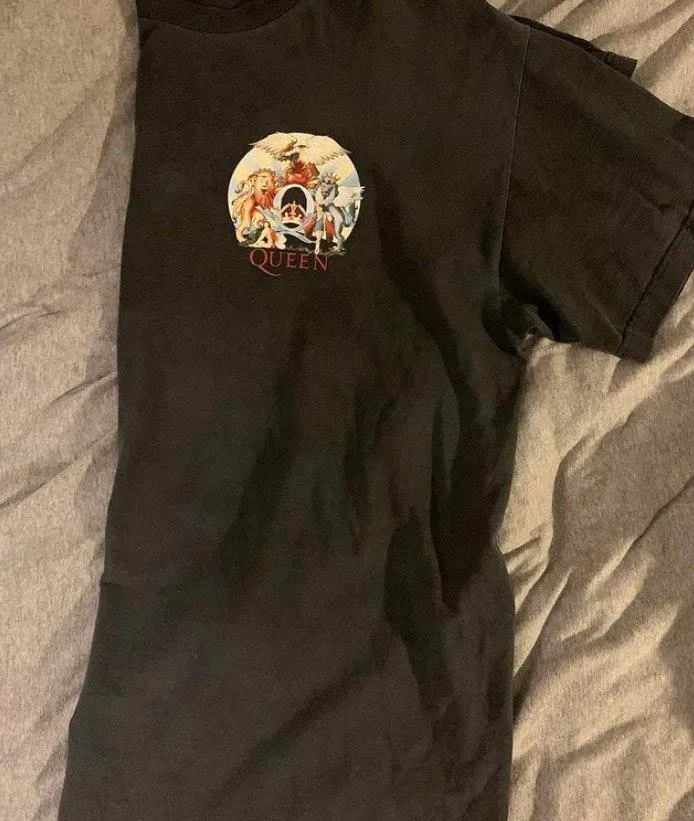 Queen Graphic Tee Size L - Image 2