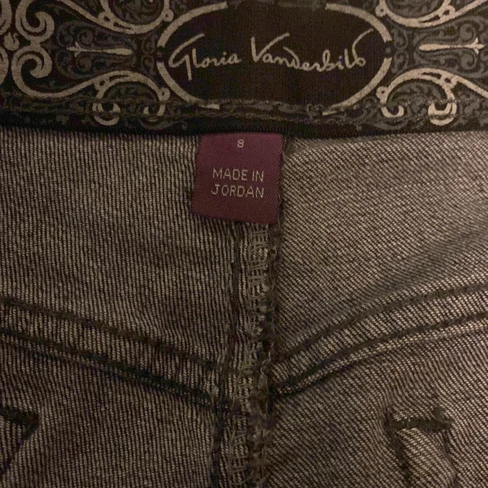 Gloria Vanderbilt Black Jeans size 8. In good pre-owned condition. - Image 4