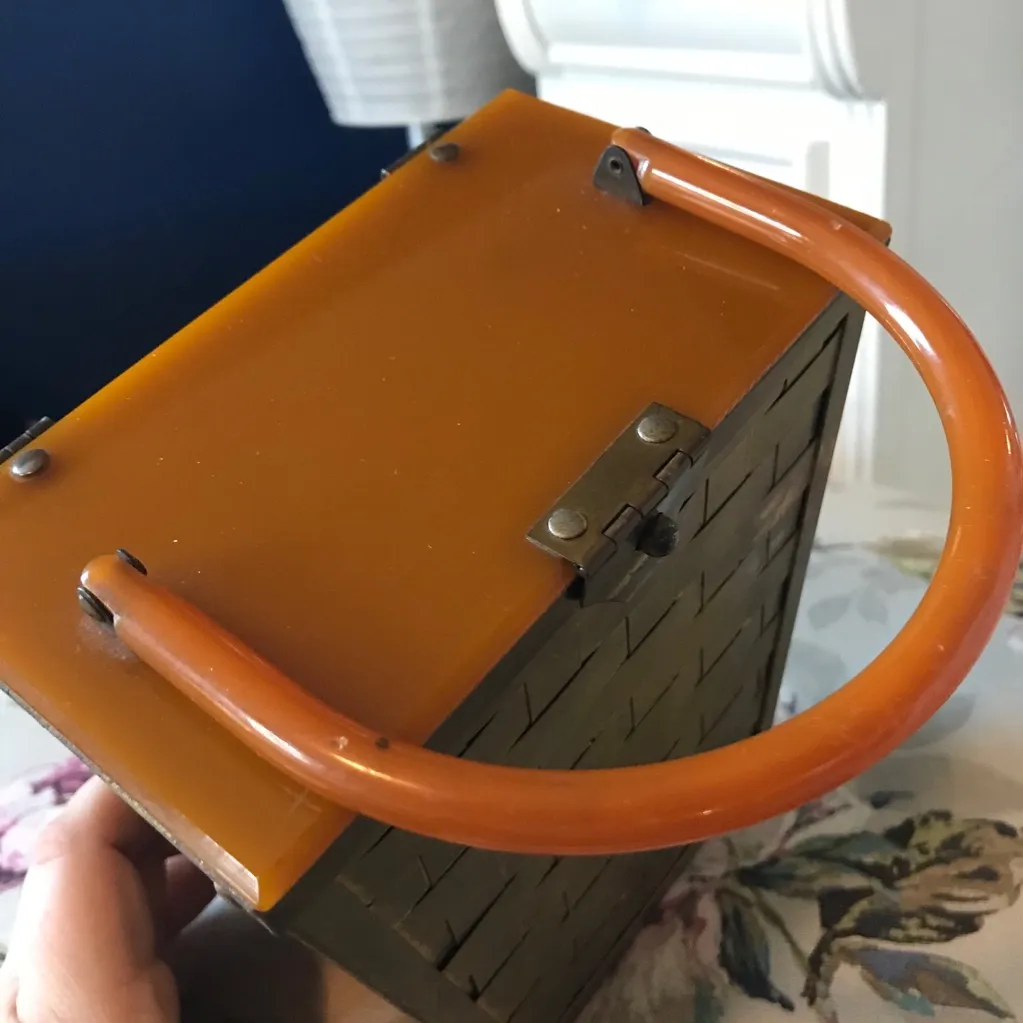 VINTAGE 1950'S GOLD METAL BASKET WEAVE AND CARAMEL CELLULOID TOP BOX CASE - Image 12