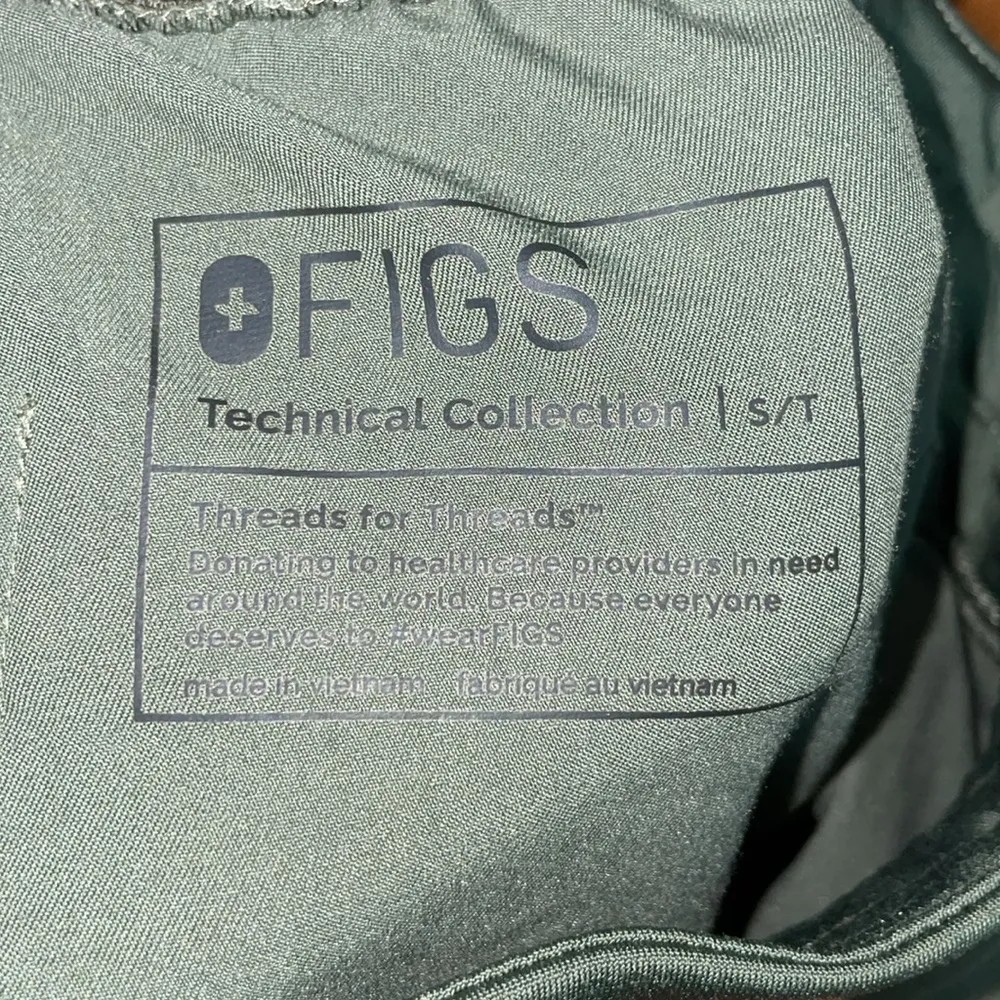 Moss green figs scrub set size XS/S nursing doctor scrub set straight leg pants - Image 12