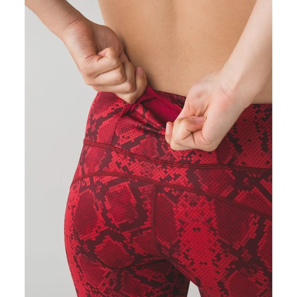 Lululemon Vent It Out Crop Mini Ziggy Snake Red Tide Cranberry / Cranberry - Image 4