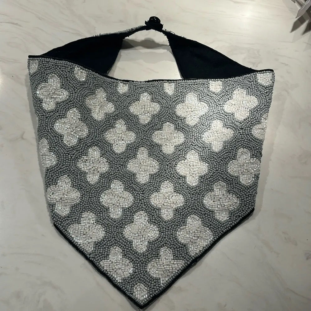 Gray Clover Beaded Bib Necklace White - Image 3