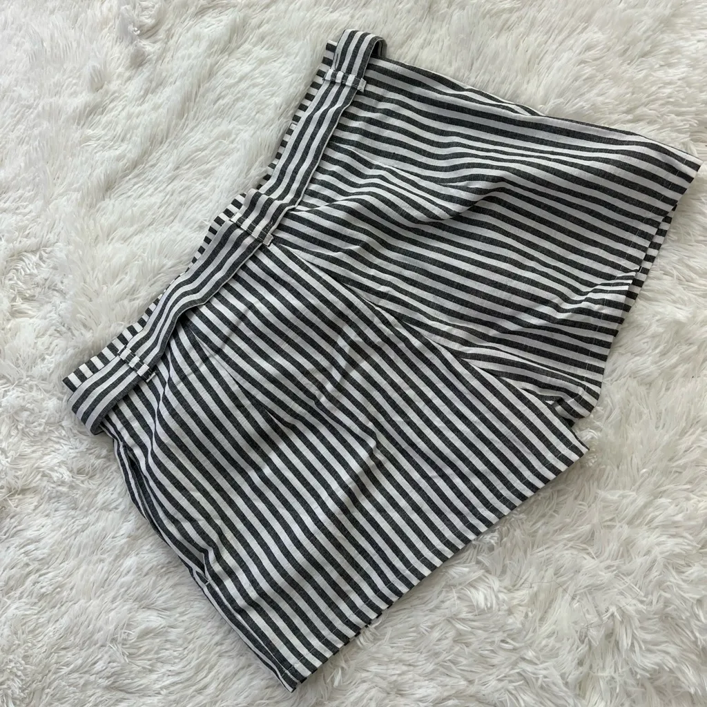 Love Tree Women’s Paperback Shorts Size Large - Image 5