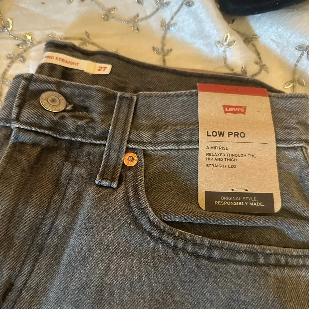 Levi's Women's‎ Low Pro Straight Sz 27 Mid rise Relaxed Through Hip/9’s Style - Image 9