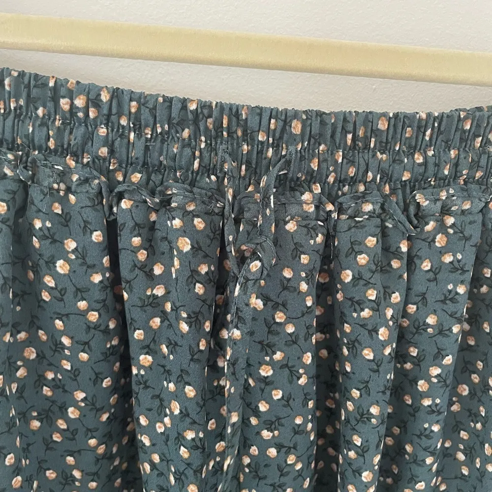 Paper Crane flowy shorts  size medium NWOT - Image 5