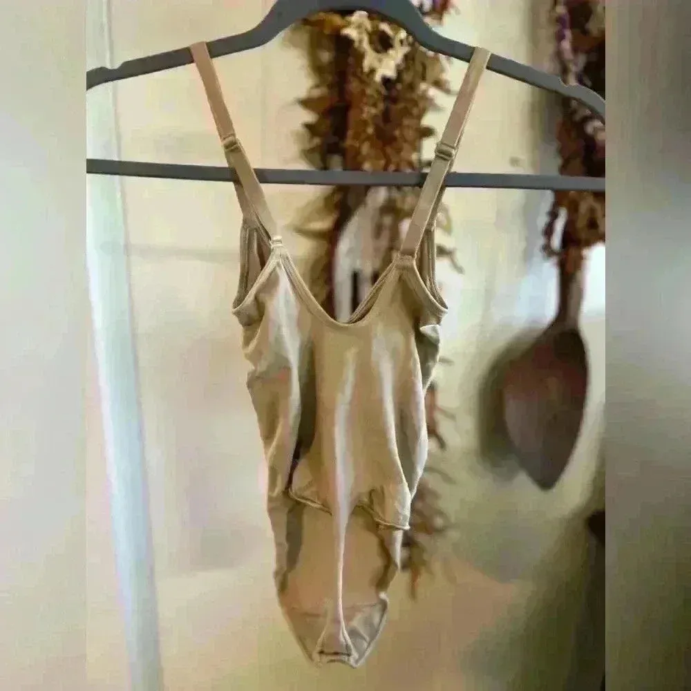 New SKIMS Seamless Sculpt Thong Bodysuit Shapewear Medium Clay Beige w Box $70 - Image 2