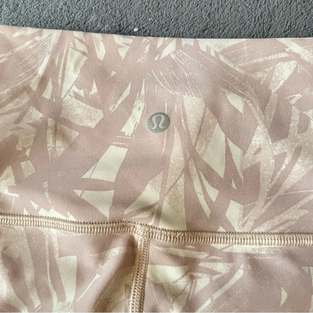 Lululemon Wunder Under Crop Luxtreme 21” in Shadow Leaf Ivory Muse Size 2 - Image 10